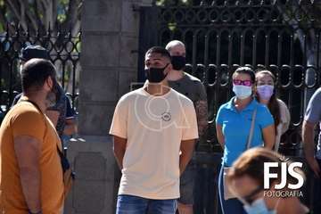 Protesta de los trabajadores del Paco Artiles y encuentro al aire libre con el alcalde en Arnao/TA.